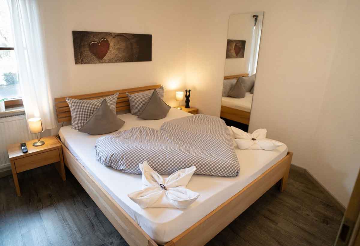 Schlafzimmer mit Doppelbett in der Ferienwohnung Bergruh