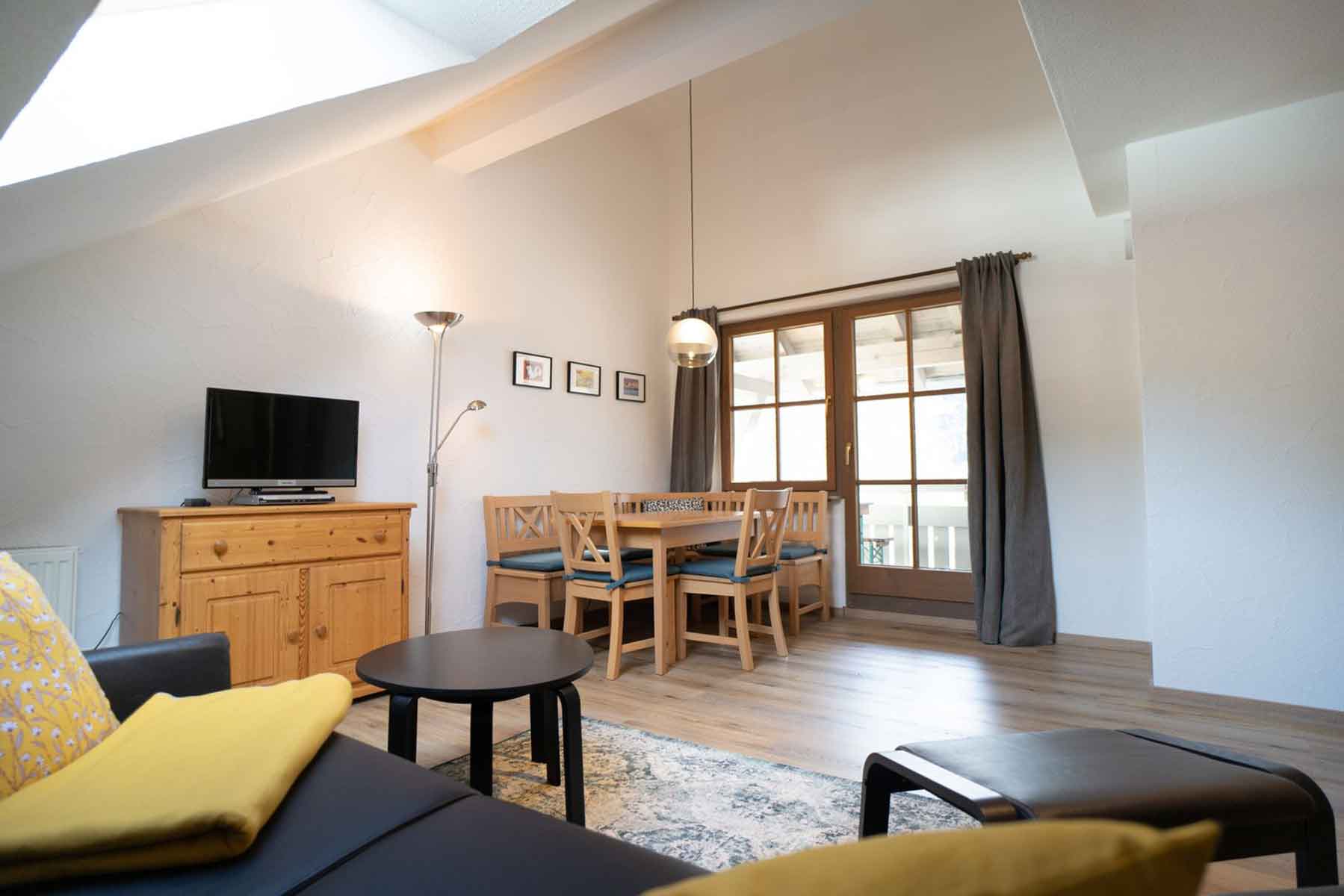 Essecke und Balkon Ferienwohnung Alpenglück