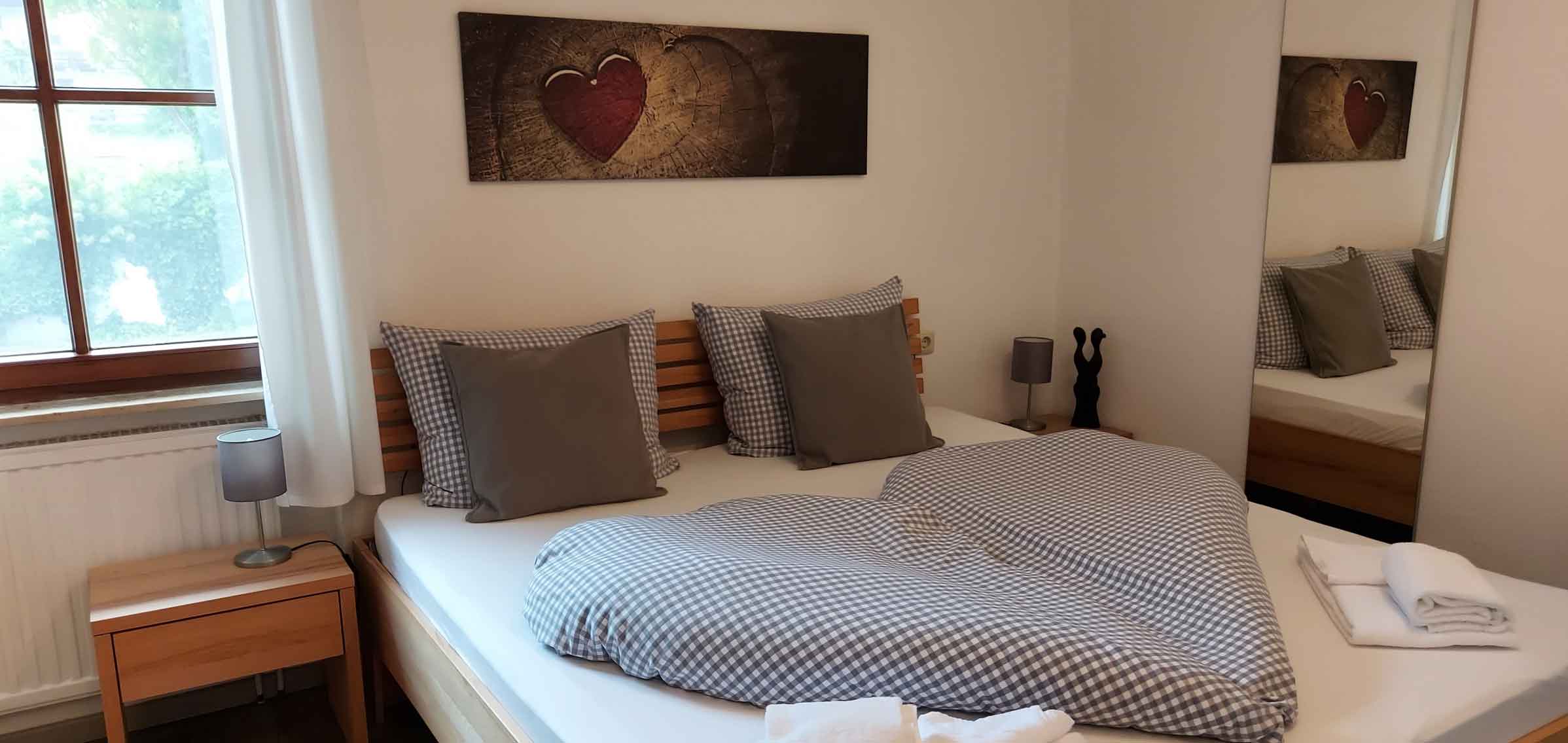 Doppelbett Schlafzimmer Ferienwohnung Bad Hindelang