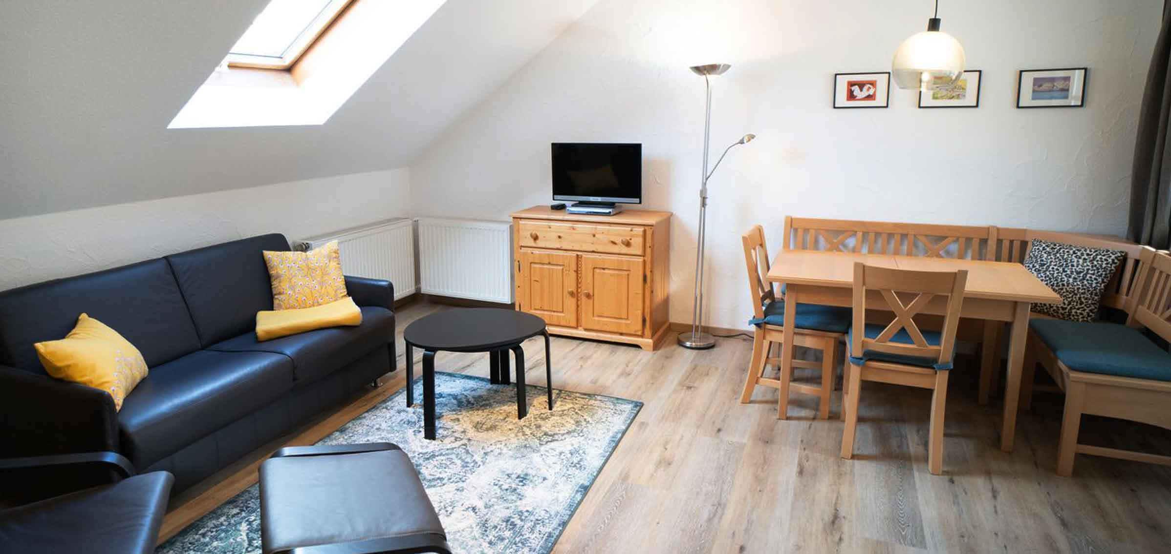 Ferienwohnung Alpenglück Wohnzimmer mit Esstisch