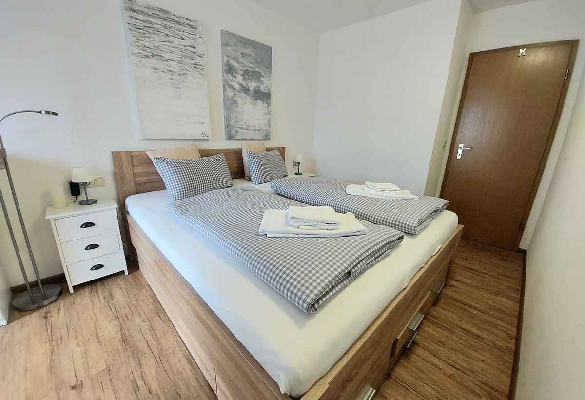 Schlafzimmer mit Doppelbett Ferienwohnung Klein