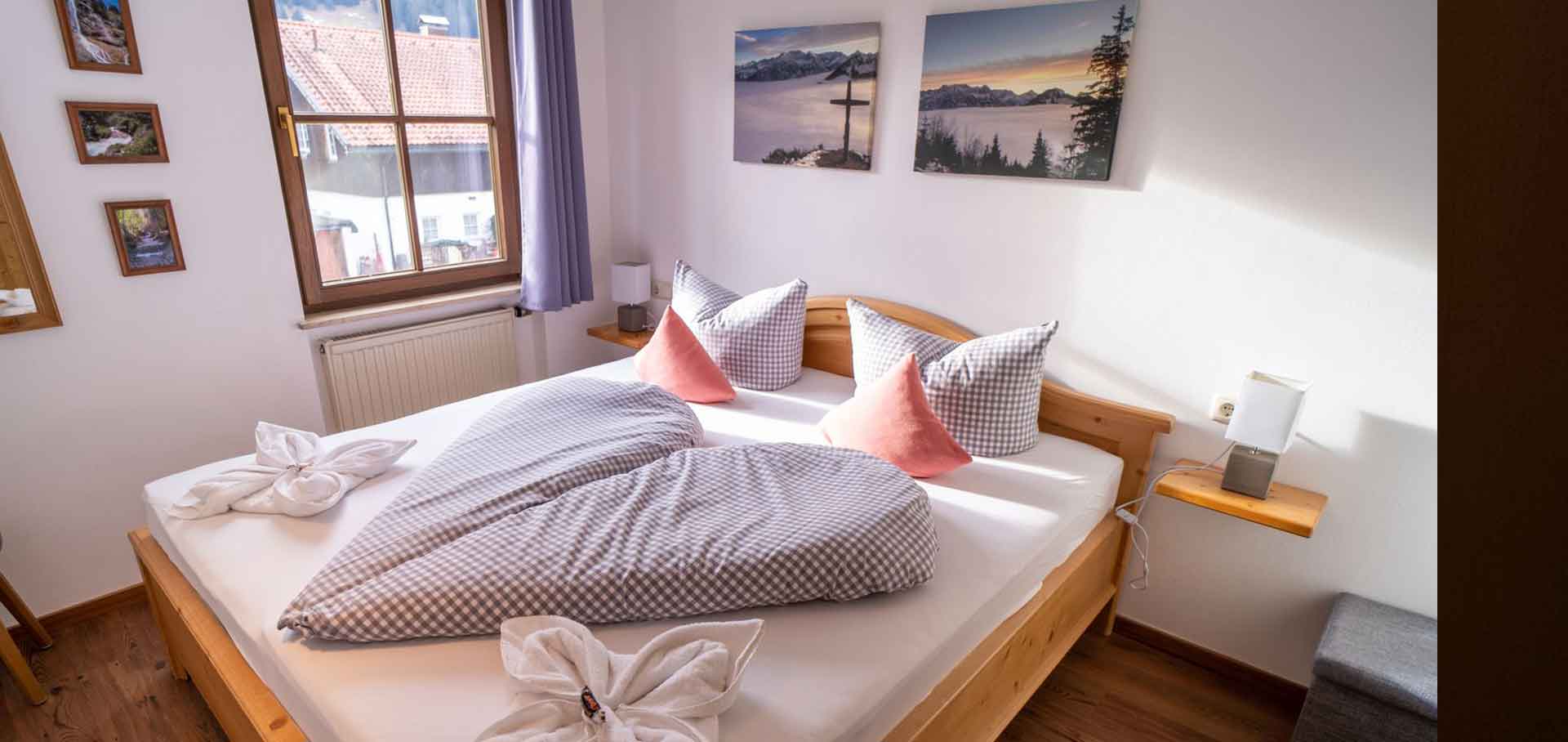 Doppelbett im hellen Schlafzimmer