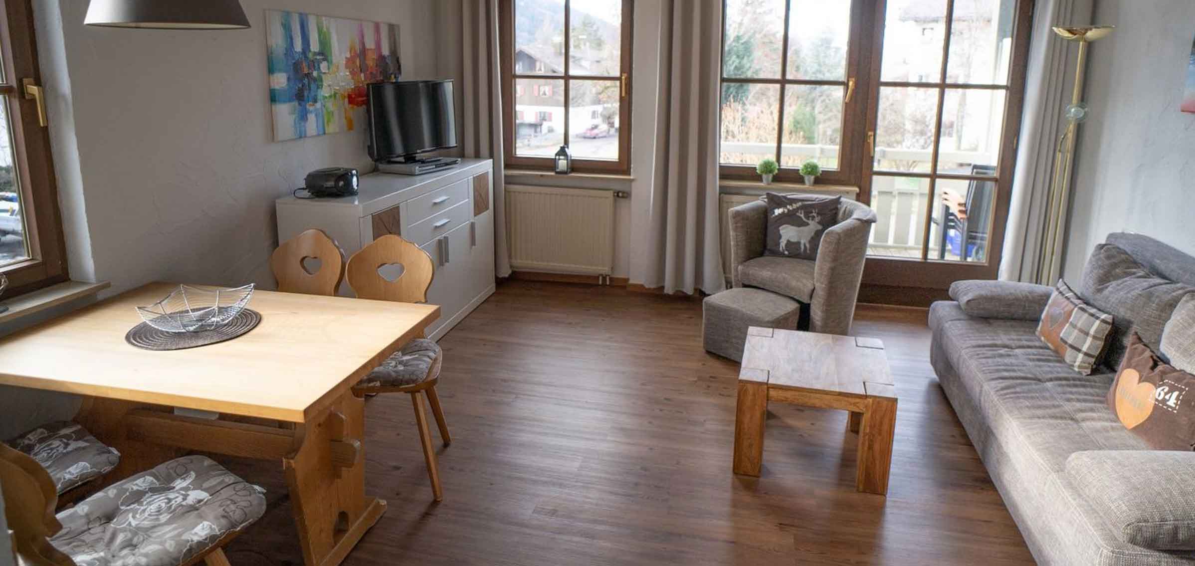Wohnzimmer mit Esstisch