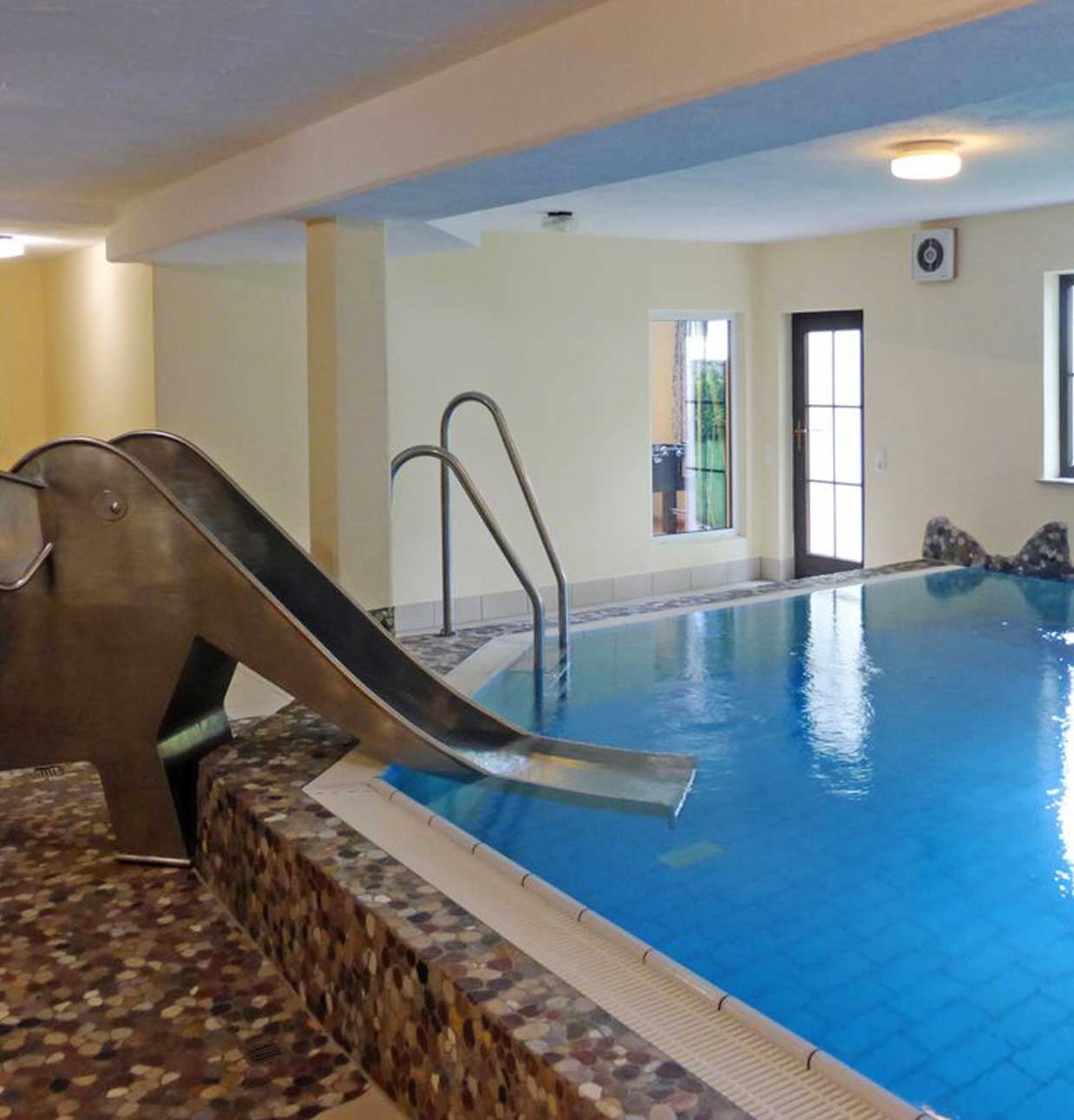 Indoor-Pool im Haus Allgublick mit Rutsche